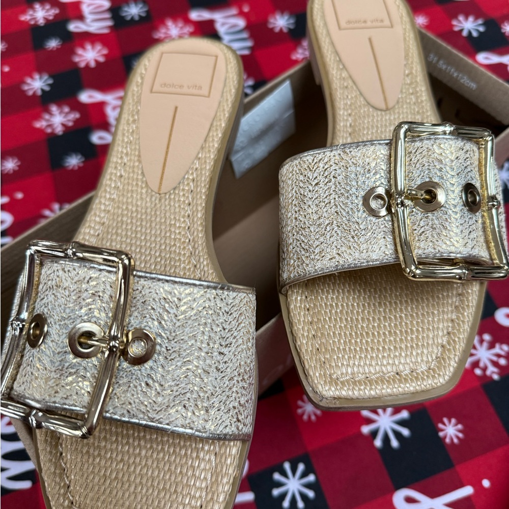 Dolce Vita Ilena gold woven sandals 

New in box

Women’s 7.5